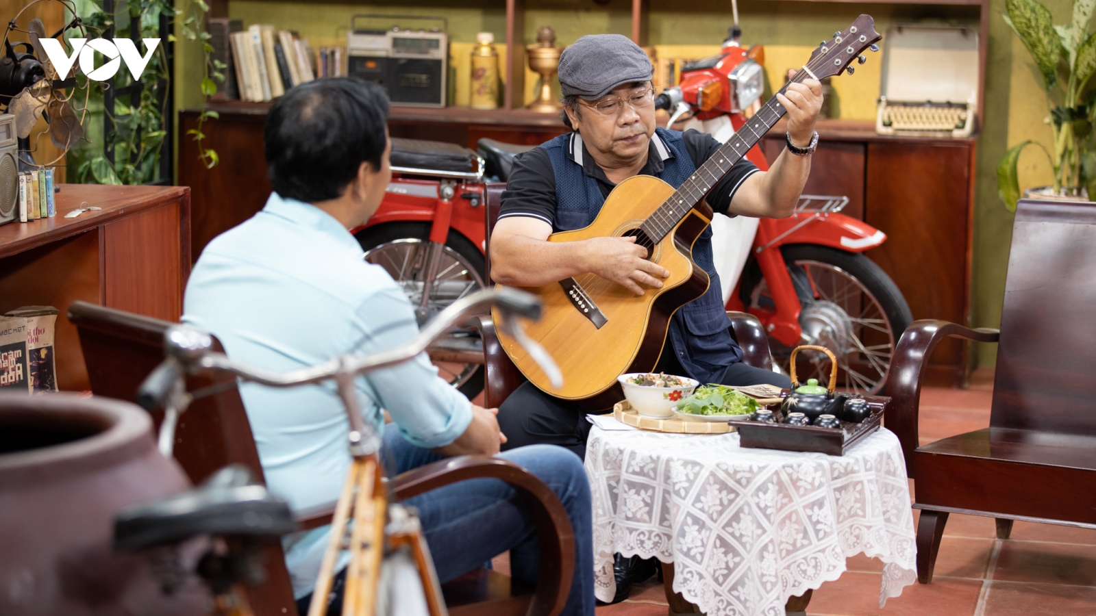 Chân dung đạo diễn cho 30 người lao vào đánh Quyền Linh khi đóng phim