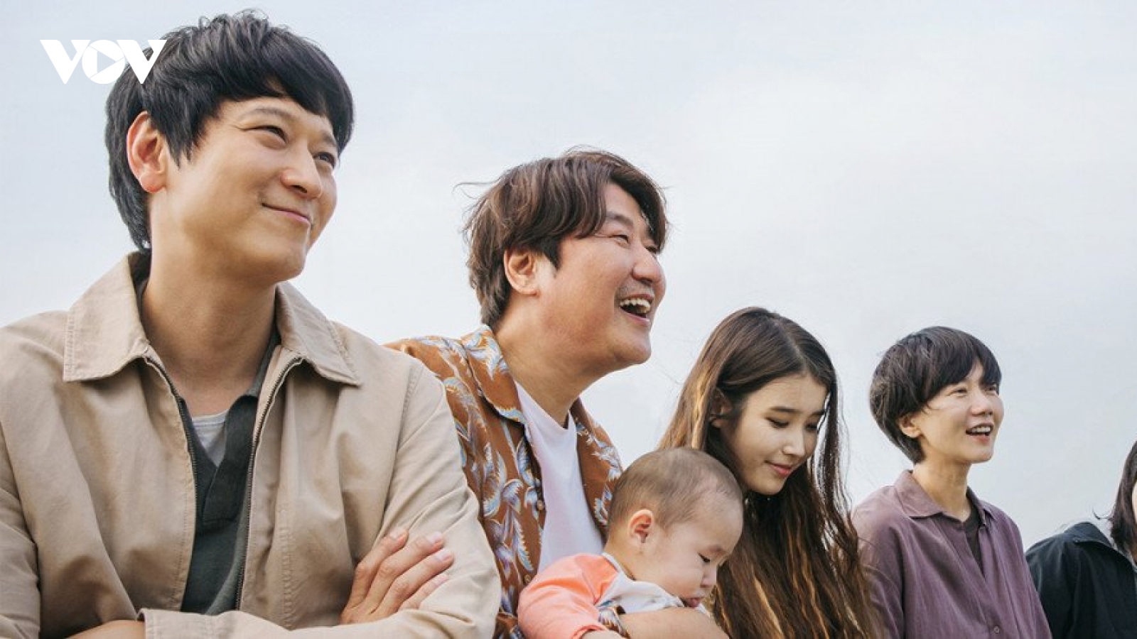 Song Kang Ho, Kang Dong Won, IU sải bước trên thảm đỏ LHP Cannes 2022