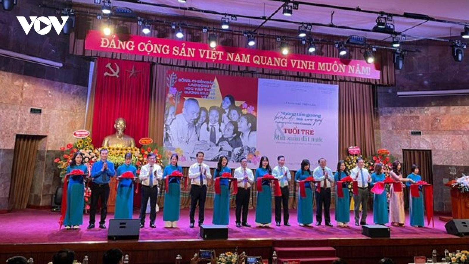 Triển lãm "Những tấm gương bình dị mà cao quý" truyền cảm hứng sống đẹp