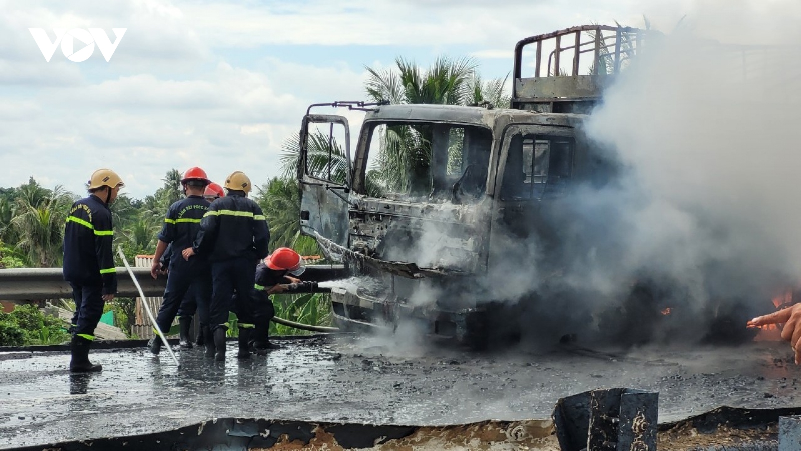 Dập tắt vụ cháy xe tải chở dầu trên cao tốc TP.HCM -Trung Lương