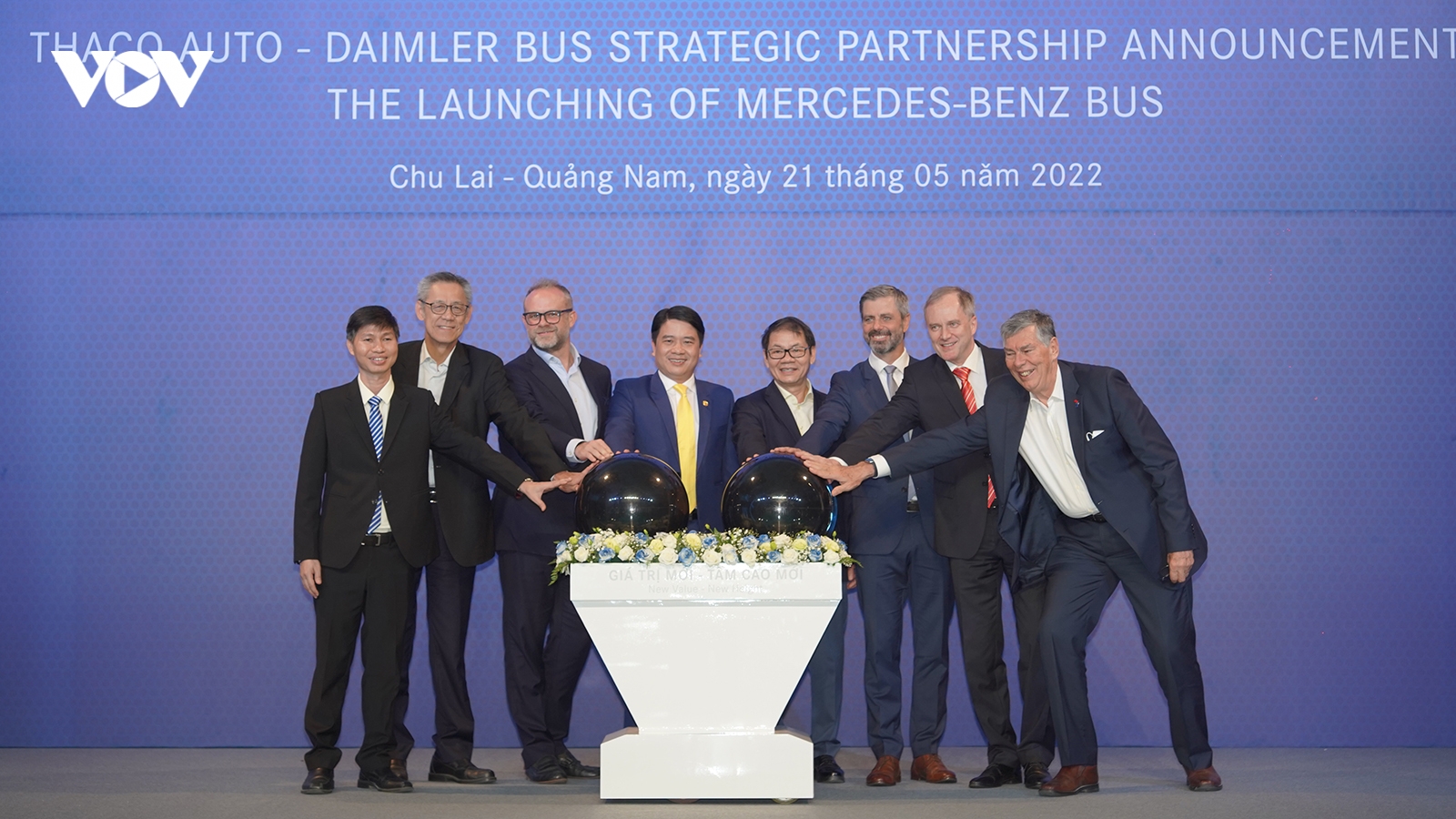 THACO AUTO hợp tác chiến lược với DAIMLER BUS và ra mắt xe bus cao cấp