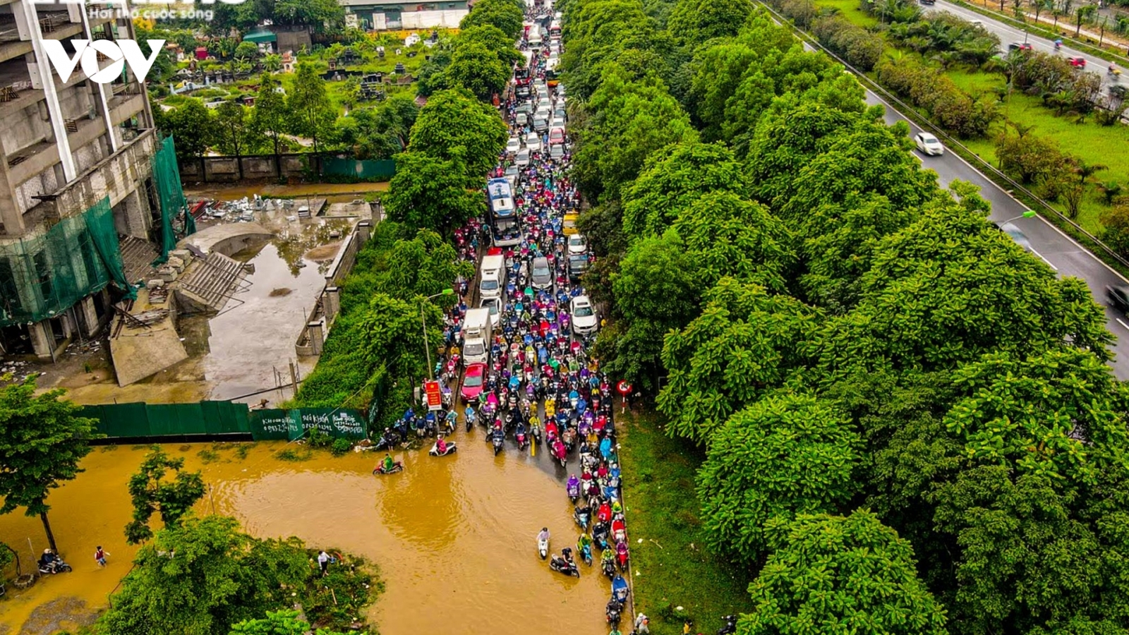 Đường gom Đại lộ Thăng Long ngập sâu gần 1m, xe cộ chết máy la liệt