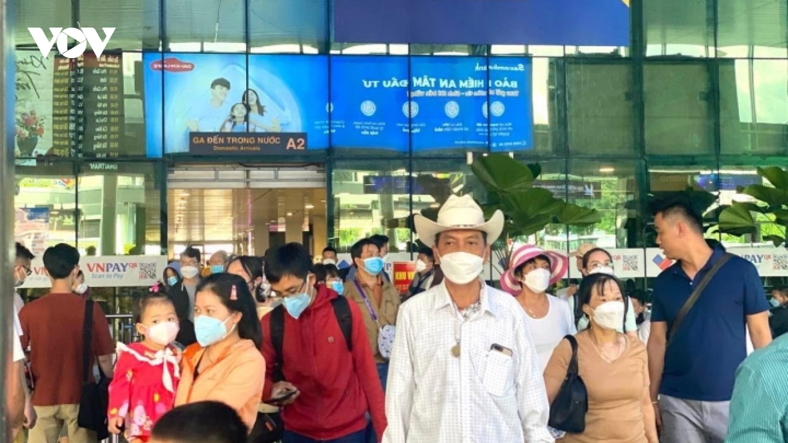 Mệt mỏi tìm lối ra ở sân bay Tân Sơn Nhất