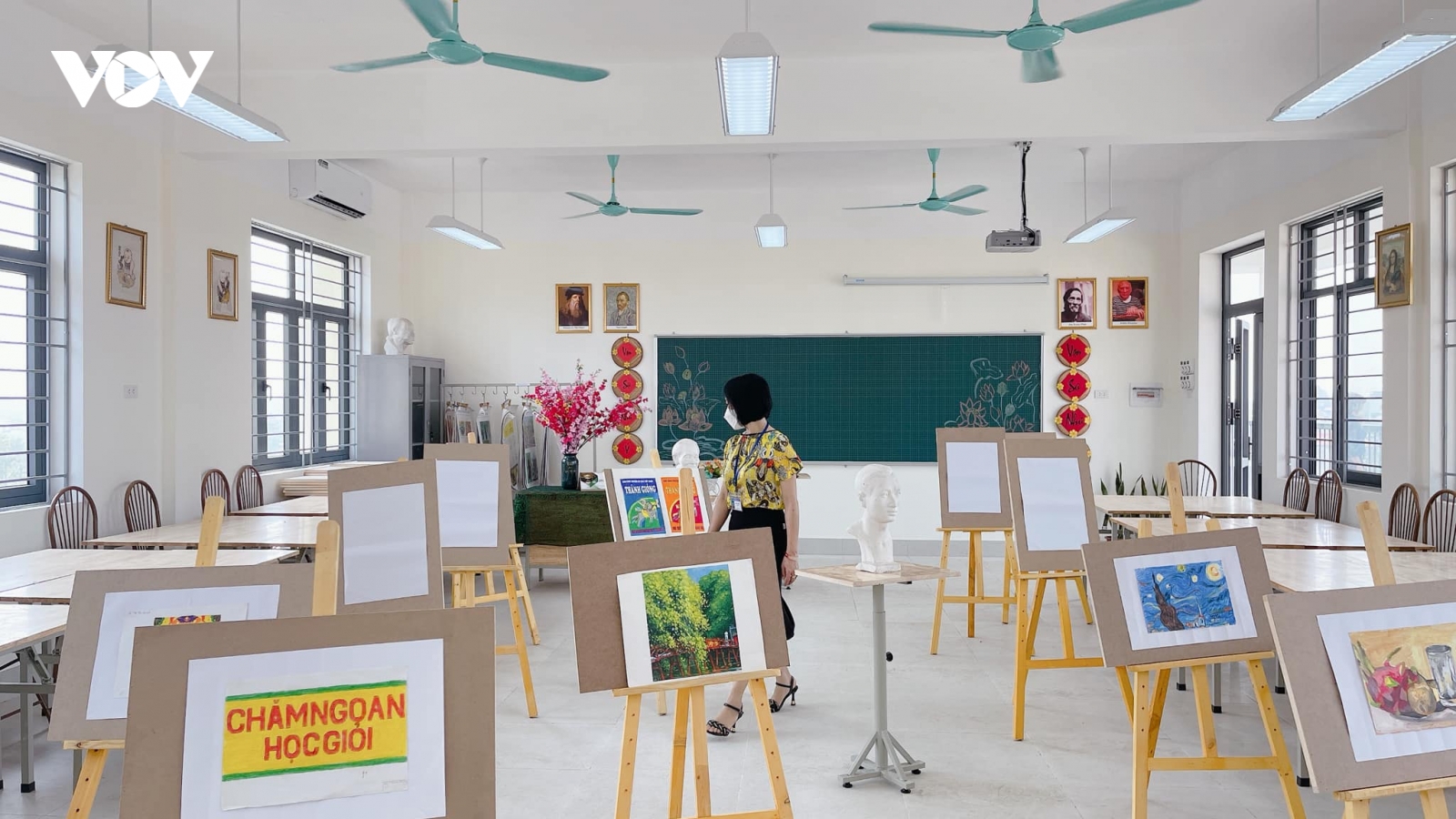 Quạt trần rơi trong giờ học ở Hà Nội khiến học sinh bị thương