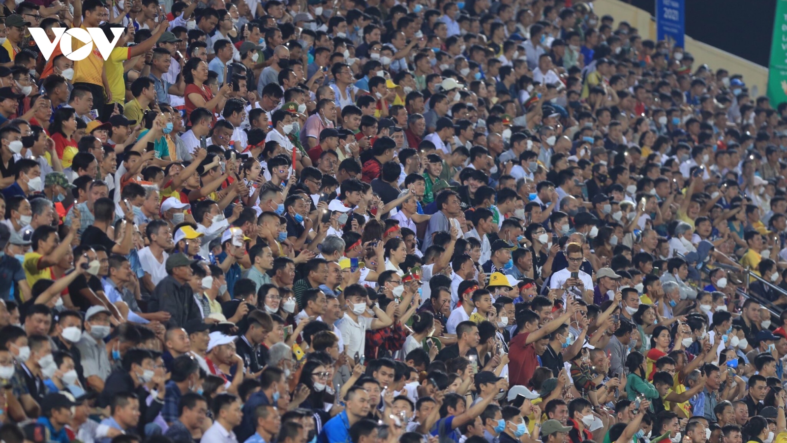 Sân Thiên Trường đông nghịt dù không có đội nhà: "Khán giả Việt Nam thật tuyệt vời"
