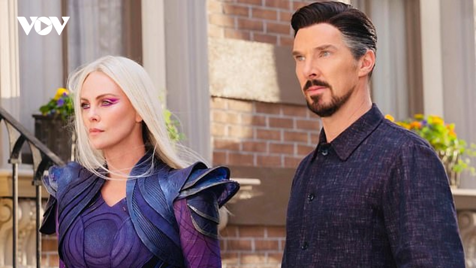 Minh tinh Charlize Theron hé lộ tạo hình "vợ" của Doctor Strange trong MCU