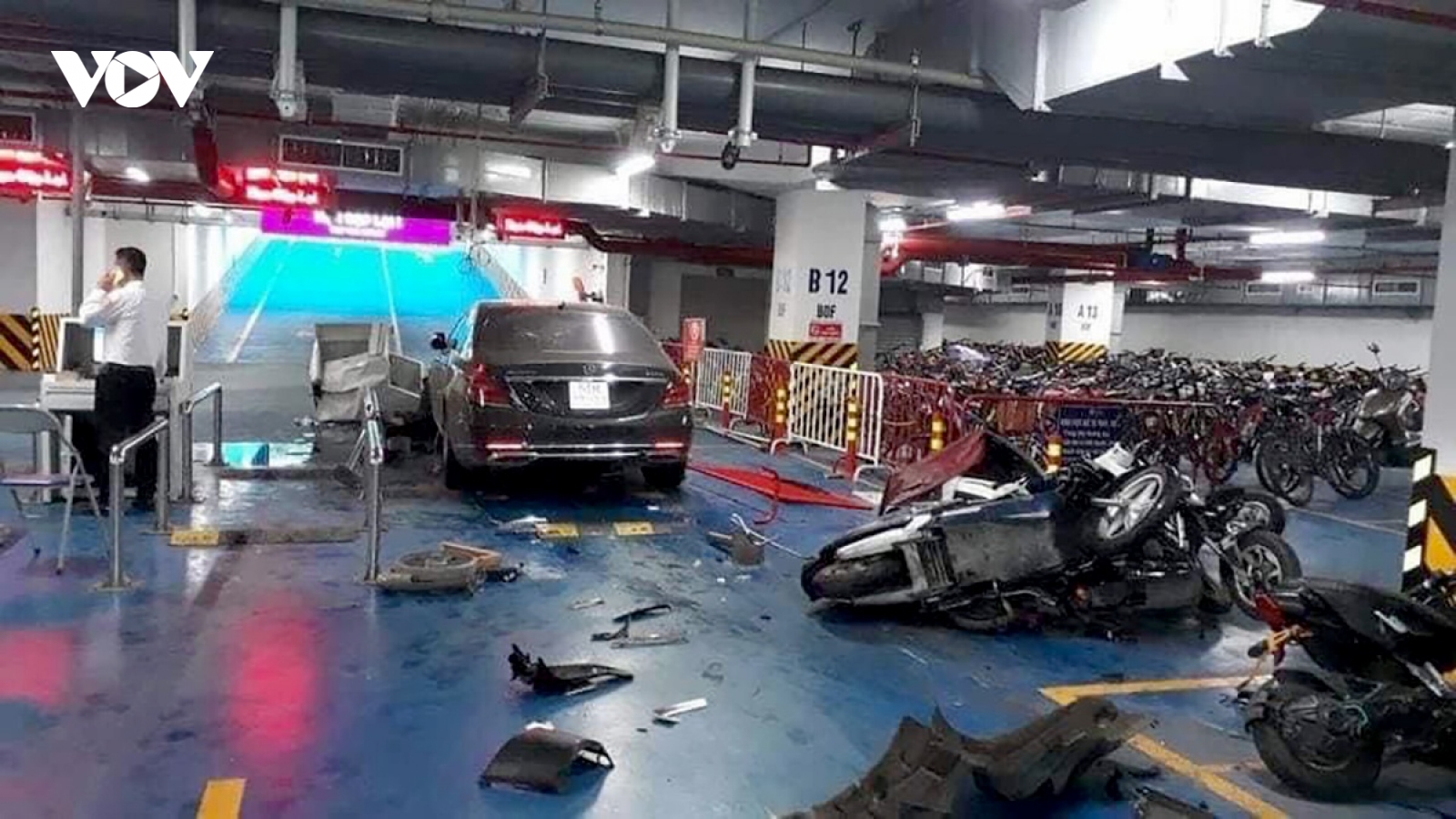 Công an điều tra vụ "siêu xe" Maybach đâm hàng loạt xe máy ở hầm chung cư