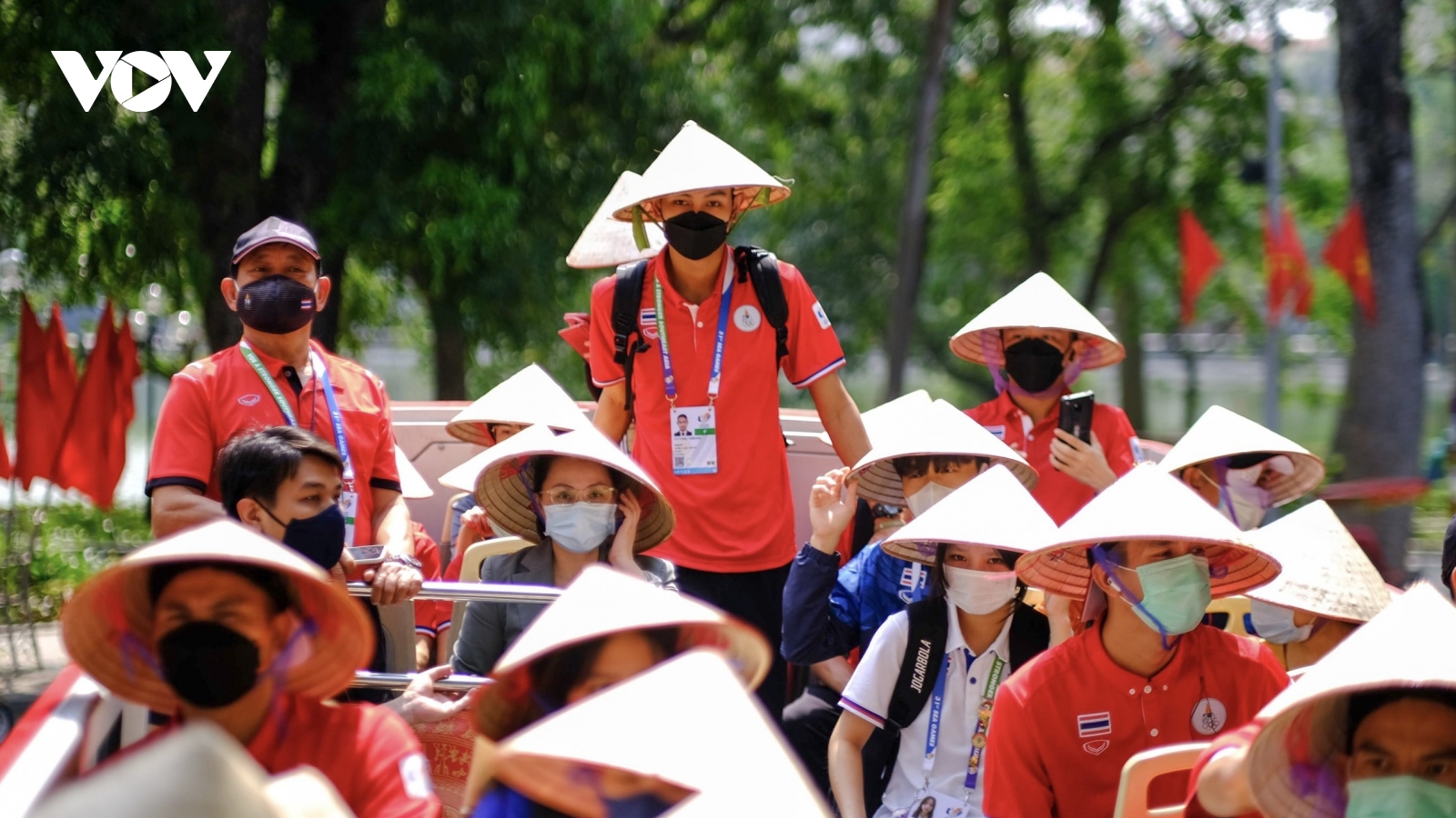 Đội tuyển cầu mây Thái Lan đội nón đi chơi khắp Hà Nội