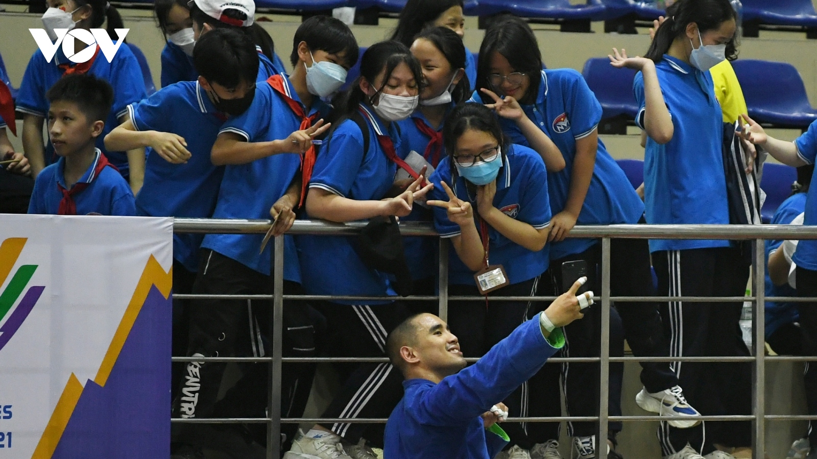 Dàn CĐV nhí Việt Nam "đốn tim" võ sĩ Thái Lan tại SEA Games 31