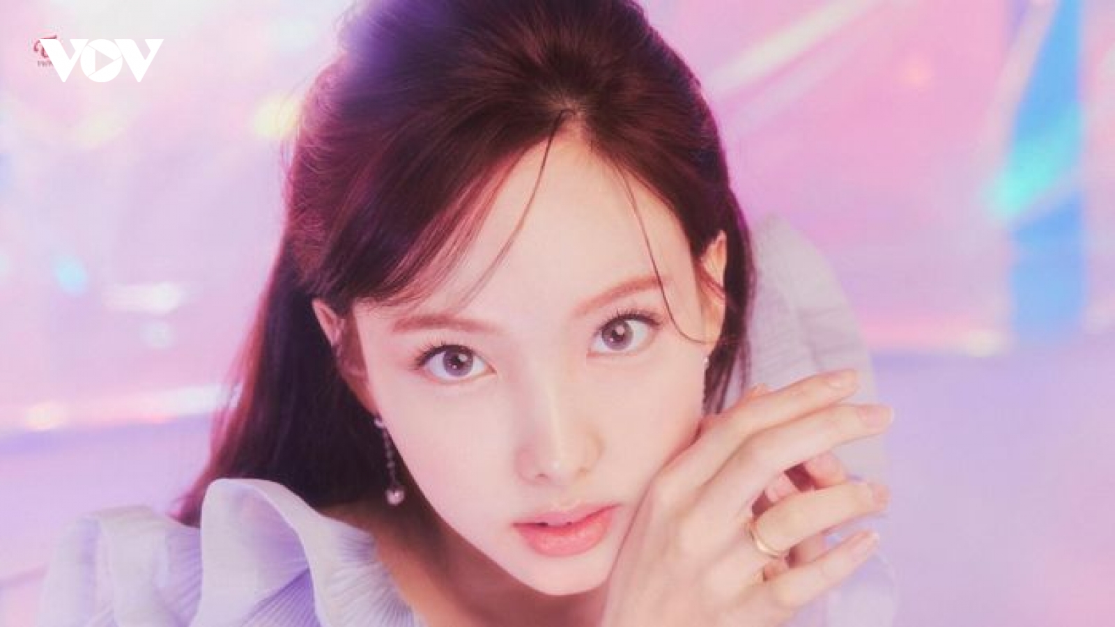 Vì sao Nayeon (TWICE), D.O (EXO) và nhiều ca sĩ nhóm nhạc K-pop ra mắt solo muộn?