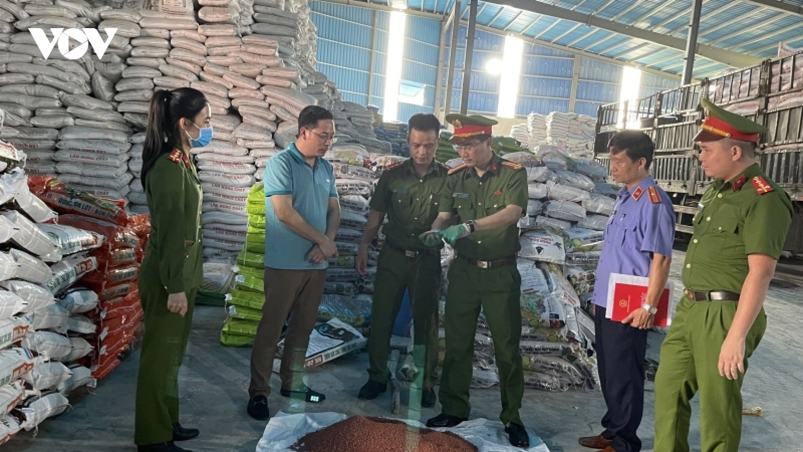 Bắt Giám đốc doanh nghiệp, thu giữ 13 tấn phân bón giả