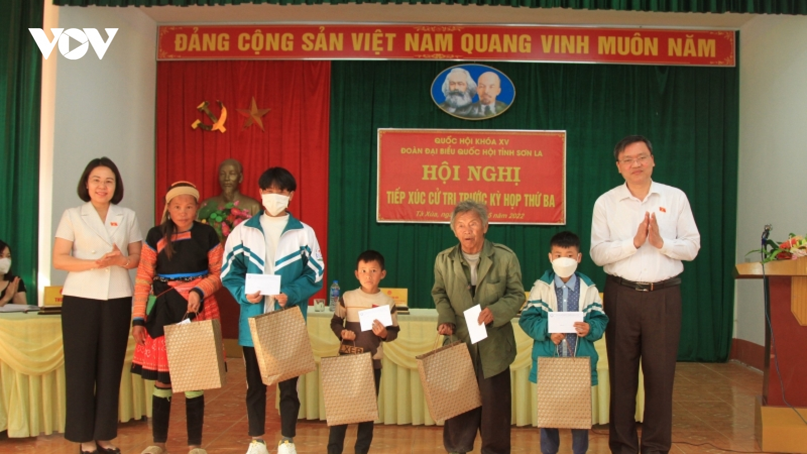Đoàn Đại biểu Quốc hội tỉnh Sơn La tiếp xúc cử tri huyện Phù Yên và Bắc Yên