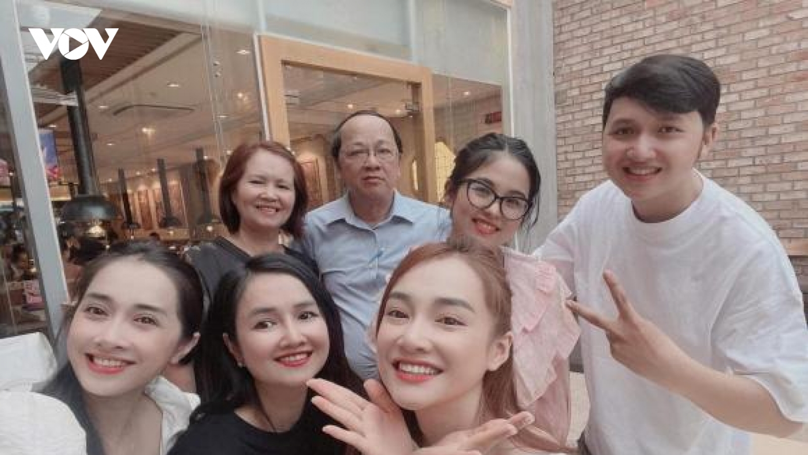 Chuyện showbiz: Nhã Phương đón sinh nhật ấm áp bên gia đình, nhan sắc "đốn tim" fan