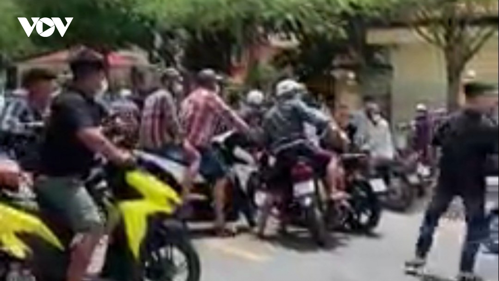 Nghi phạm nổ súng truy sát ở cổng tòa án Tiền Giang sở hữu 3 khẩu súng