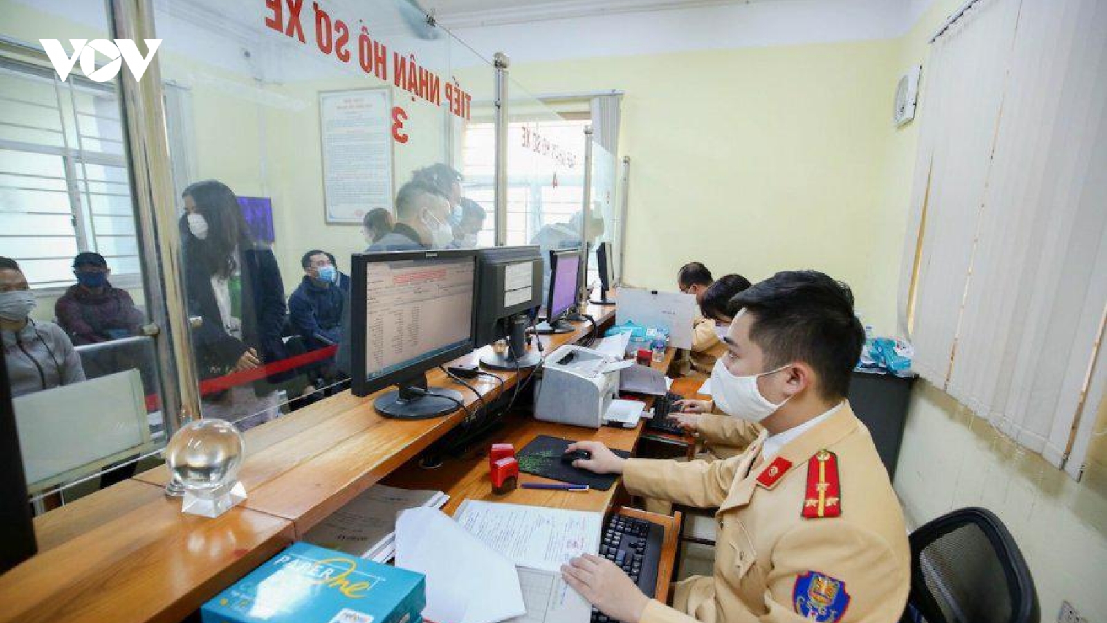 Ngày đầu thực hiện đăng ký xe máy tại công an xã ở Hà Nội