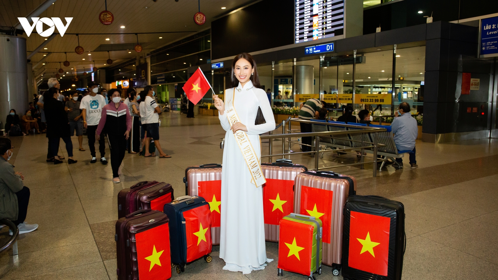 Đoàn Hồng Trang diện áo dài trắng tinh khôi lên đường dự thi Miss Global 2022