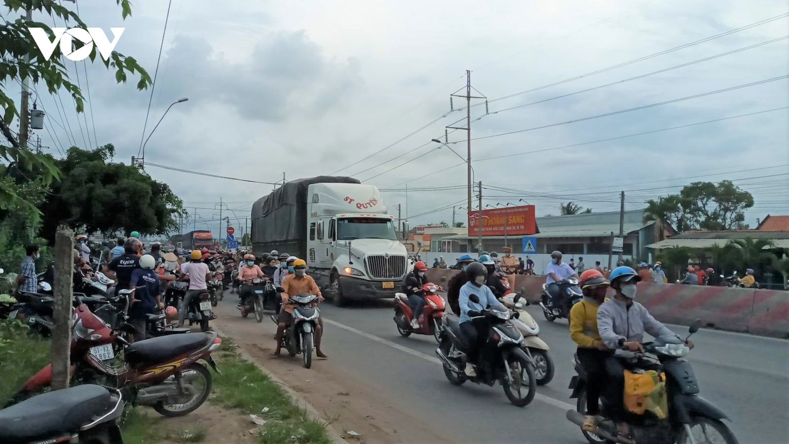 Container cán người phụ nữ tử vong, Quốc lộ 1A đoạn qua Thủ Thừa (Long An) ùn ứ