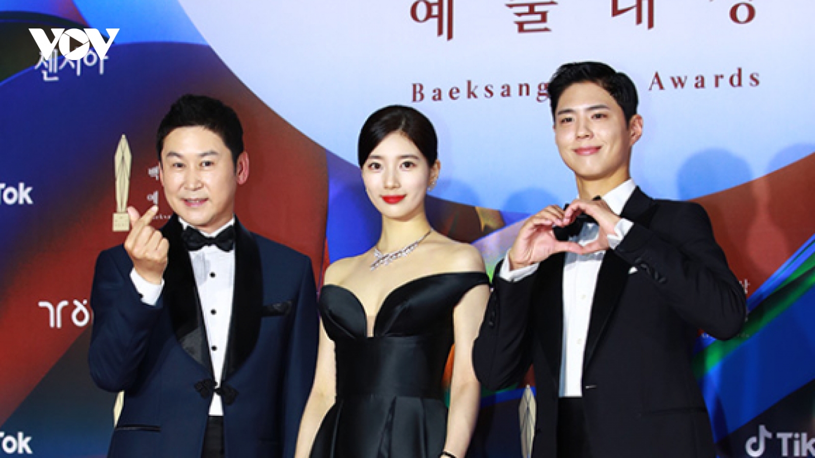 Suzy, Kim Tae Ri, YoonA,...và dàn sao Hàn lộng lẫy trên thảm đỏ Baeksang 2022