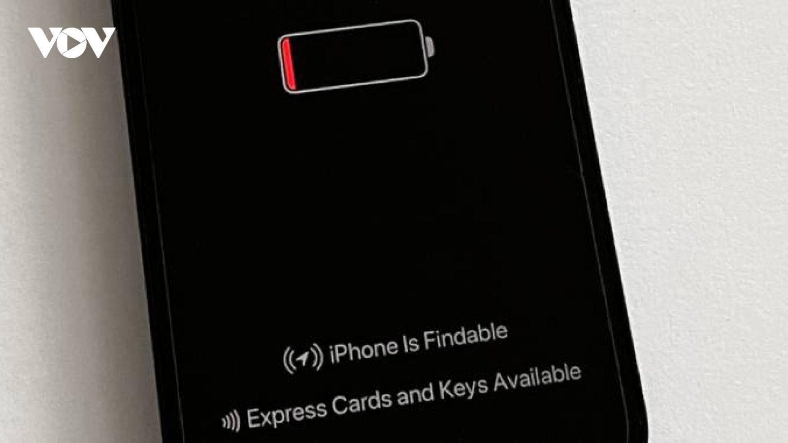Có thể đưa mã độc vào iPhone cả khi máy tắt nguồn