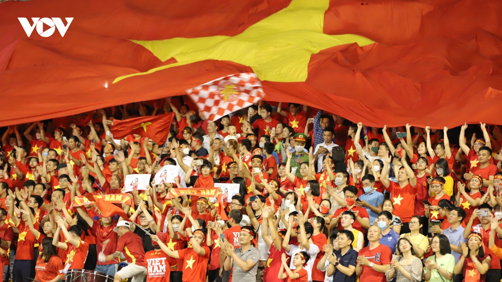 Cận cảnh không khí "rực lửa" trên sân Cẩm Phả ở chung kết bóng đá nữ SEA Games 31
