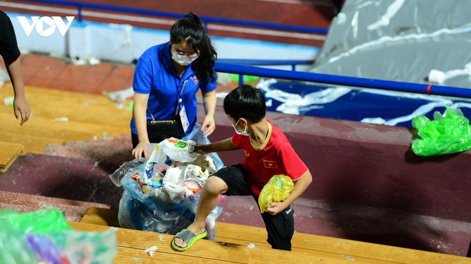 CĐV Việt Nam nán lại dọn rác trên sân Việt Trì sau trận hoà U23 Philippines