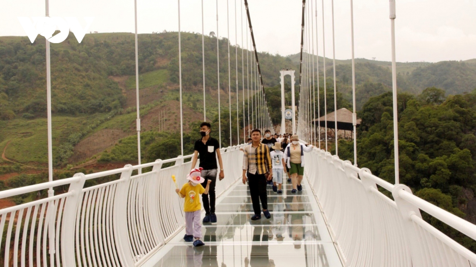 Vietnam’s longest walking glass bridge hits global headlines 