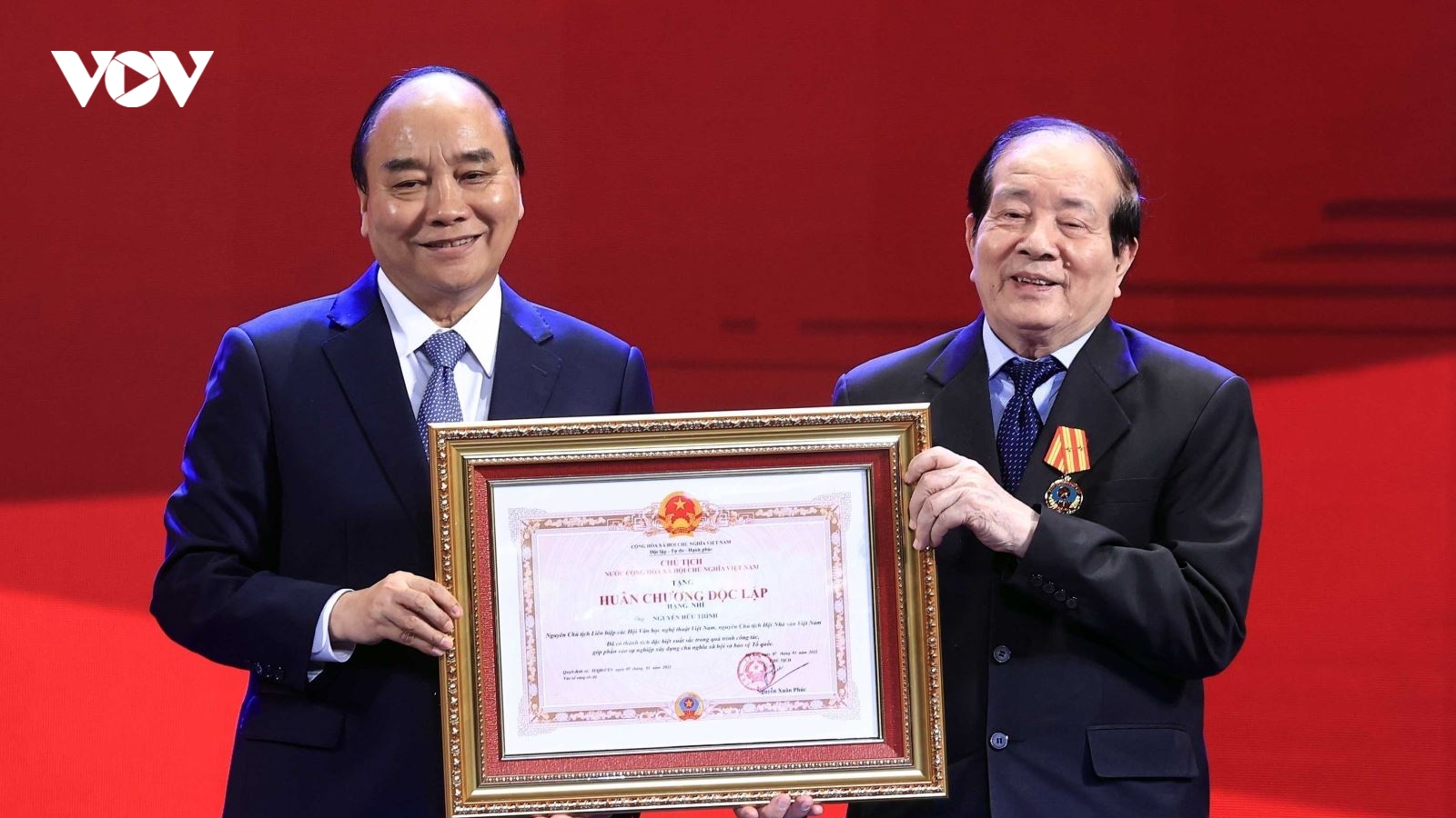 Chủ tịch nước trao Huân chương Độc lập hạng Nhì cho nhà thơ Hữu Thỉnh