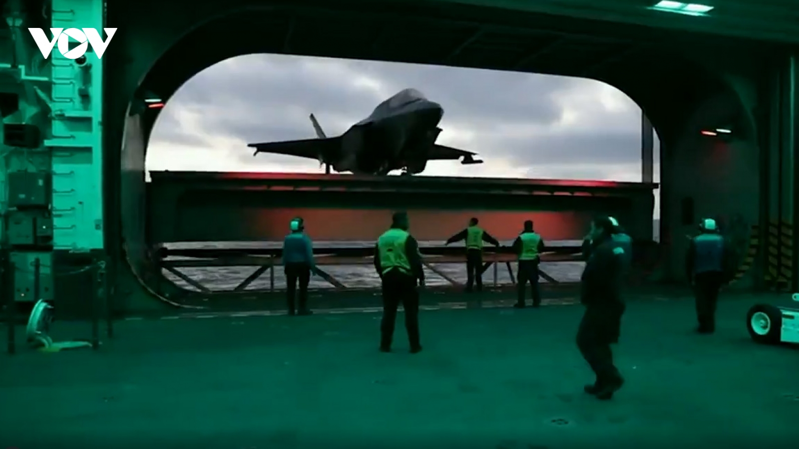Cận cảnh quá trình F-35B được đưa vào nhà chứa máy bay trên tàu đổ bộ USS Tripoli