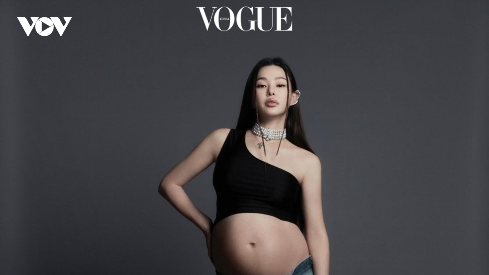 Hoa hậu Hàn Quốc Honey Lee khoe khéo bụng bầu trên tạp chí Vogue