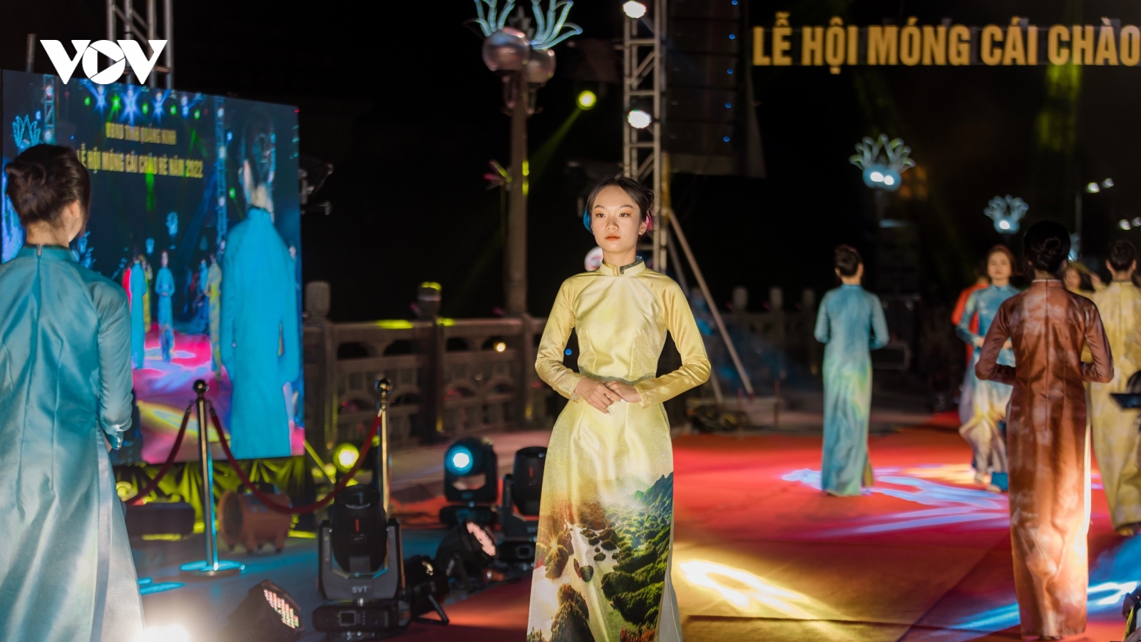Áo dài Việt Nam lộng lẫy trong Lễ hội Móng Cái chào Hè 2022
