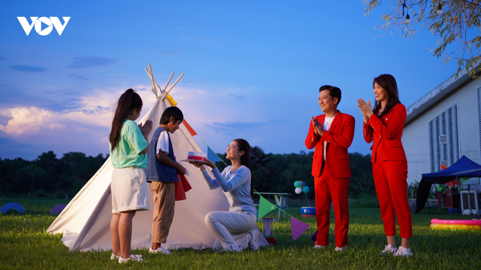 Trường Giang - Thúy Ngân rơi nước mắt trước ước mơ của cậu bé mồ côi vì Covid-19