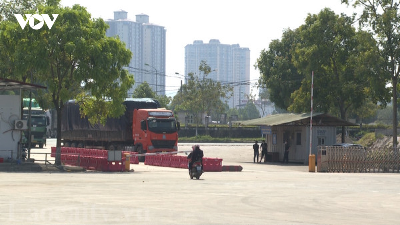 Trên 100 xe hàng thông quan qua cửa khẩu Lào Cai mỗi ngày
