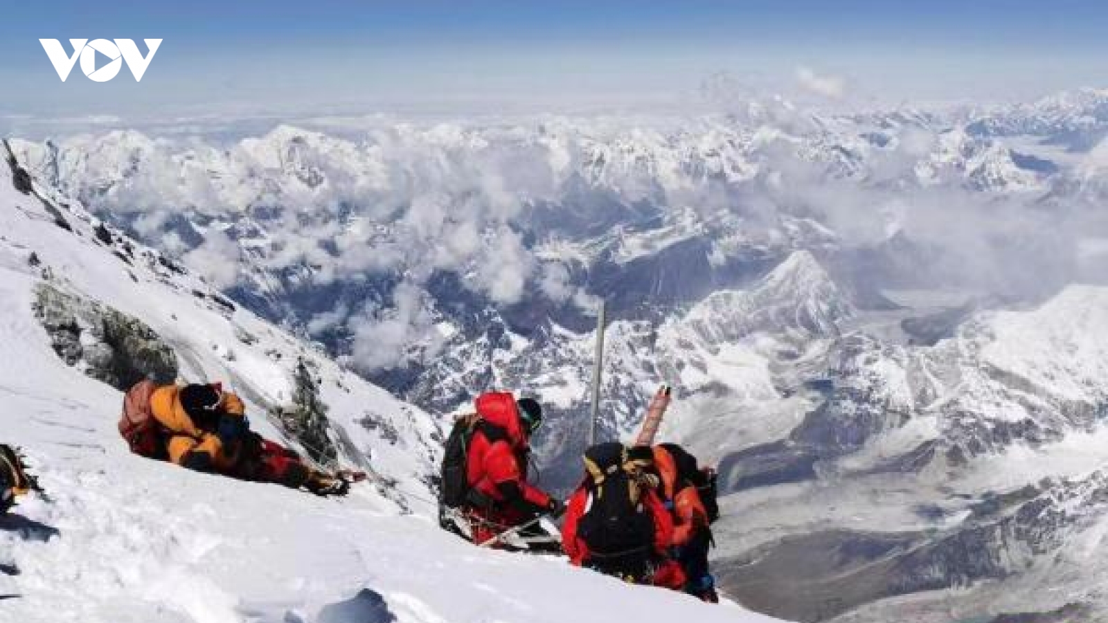 Trung Quốc lắp đặt trạm thời tiết tự động cao nhất thế giới trên đỉnh Everest