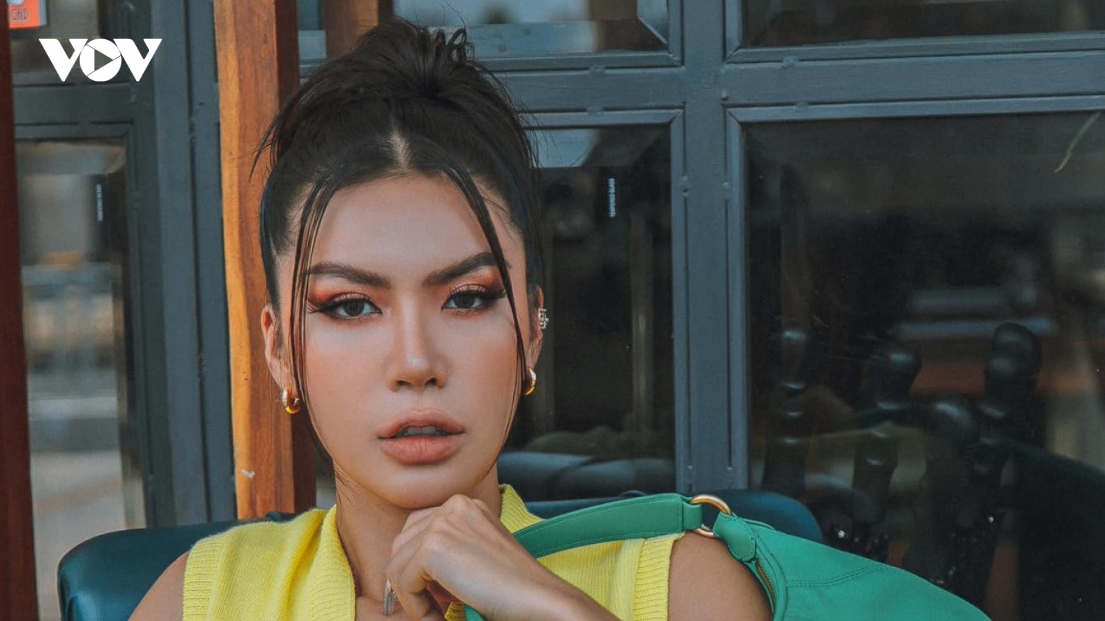 Siêu mẫu Minh Tú lạ lẫm với phong cách "bụi bặm" trong bộ ảnh mới