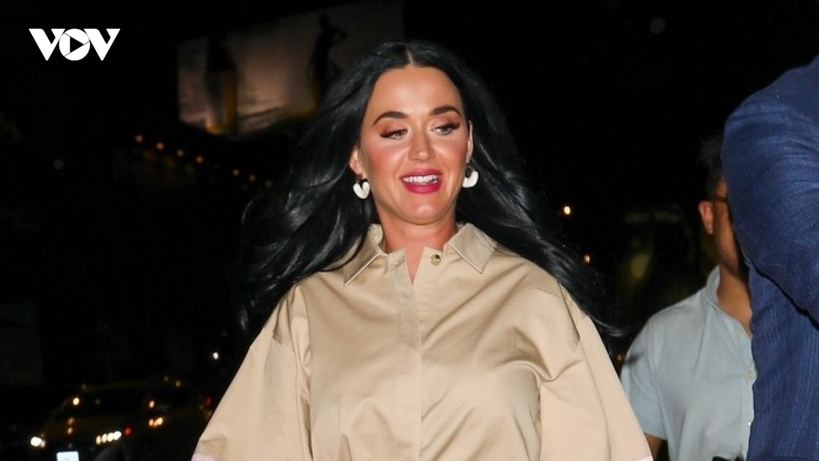 "Mẹ một con" Katy Perry rạng rỡ đi ăn tối cùng bạn bè