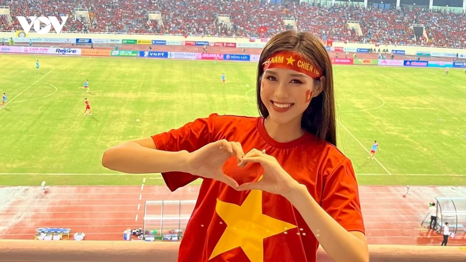 Hoa hậu Đỗ Thị Hà, Thùy Tiên cùng dàn người đẹp hào hứng cổ vũ U23 Việt Nam