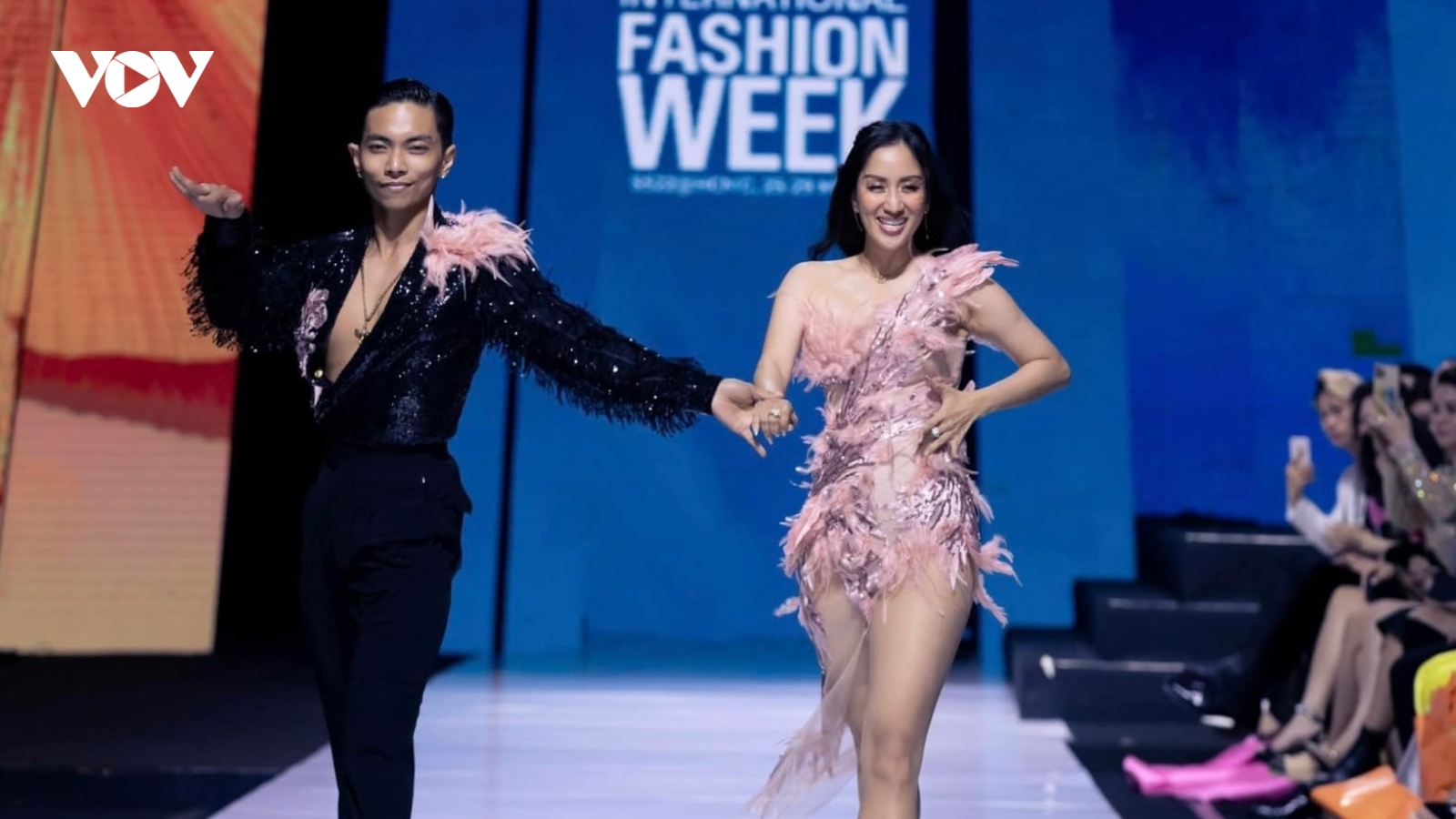 Khánh Thi - Phan Hiển tình tứ trên sàn catwalk sau thông báo kết hôn
