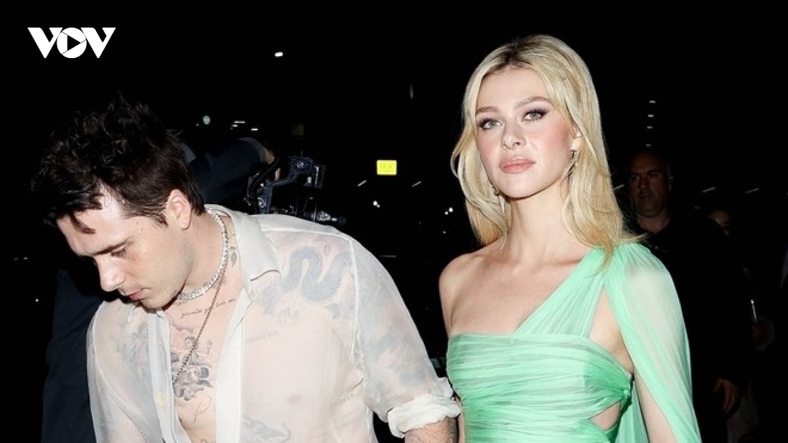Brooklyn Beckham và bà xã Nicola Peltz tay trong tay đến dự tiệc sau đám cưới