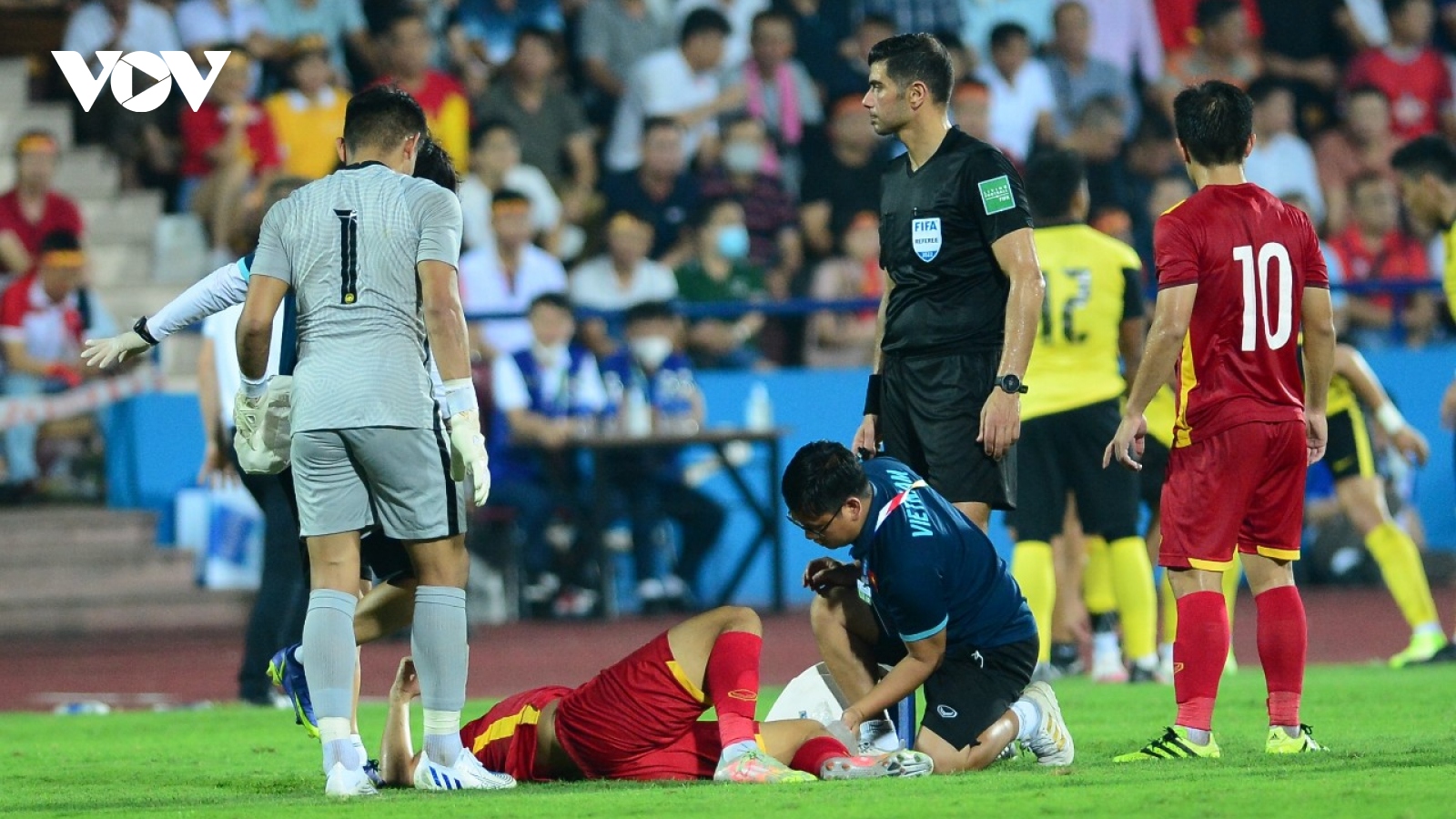 Lê Văn Xuân rời sân trên cáng, có thể sớm chia tay SEA Games 31