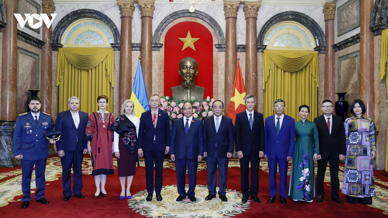 Chủ tịch nước tiếp Đại sứ Ukraine và Đại sứ Canada trình Quốc thư