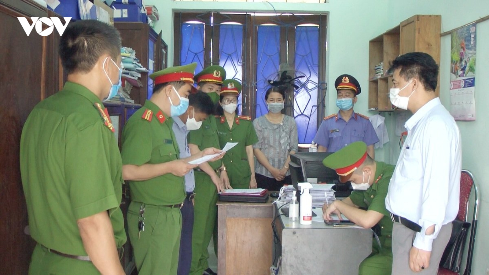 Lạm dụng chức vụ chiếm đoạt tài sản, cán bộ tư pháp và công chức địa chính bị bắt
