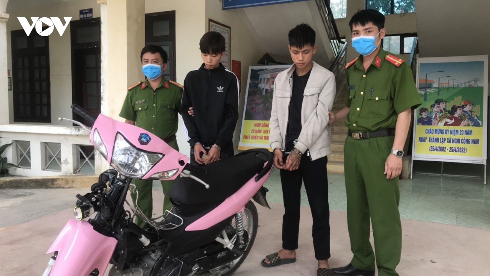 Cướp điện thoại của phụ nữ trên phố đi bộ