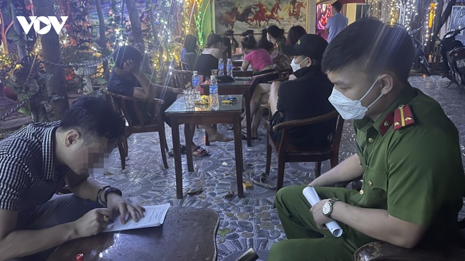 Đột kích động mại dâm núp bóng quán karaoke