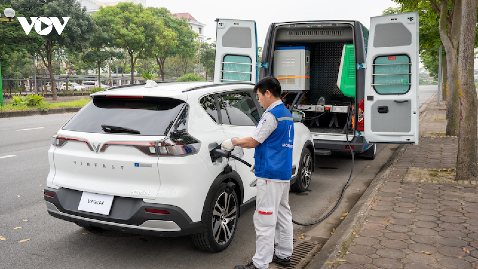 Người dùng xe điện an tâm tuyệt đối với Dịch vụ cứu hộ pin 24/7 của VinFast