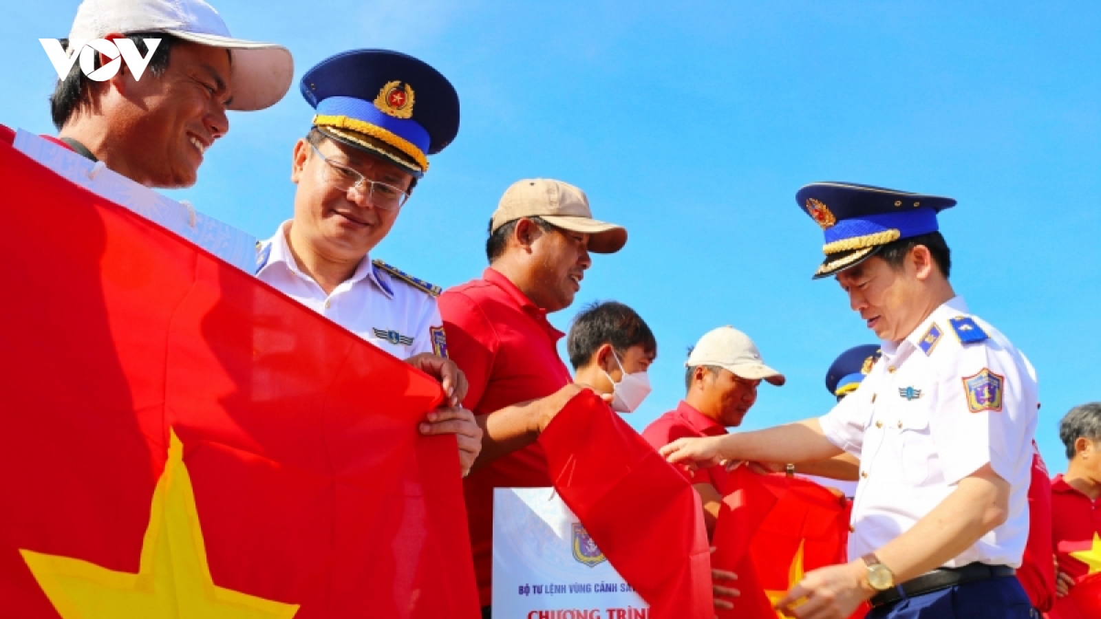 Vietnam Coast Guard offers 5,000 national flags to fishermen