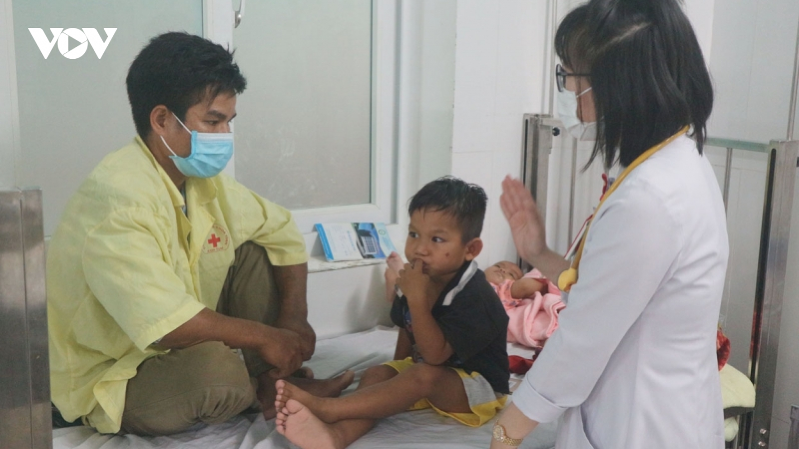 Kon Tum chủ động phòng bệnh cho trẻ em trong giai đoạn chuyển mùa