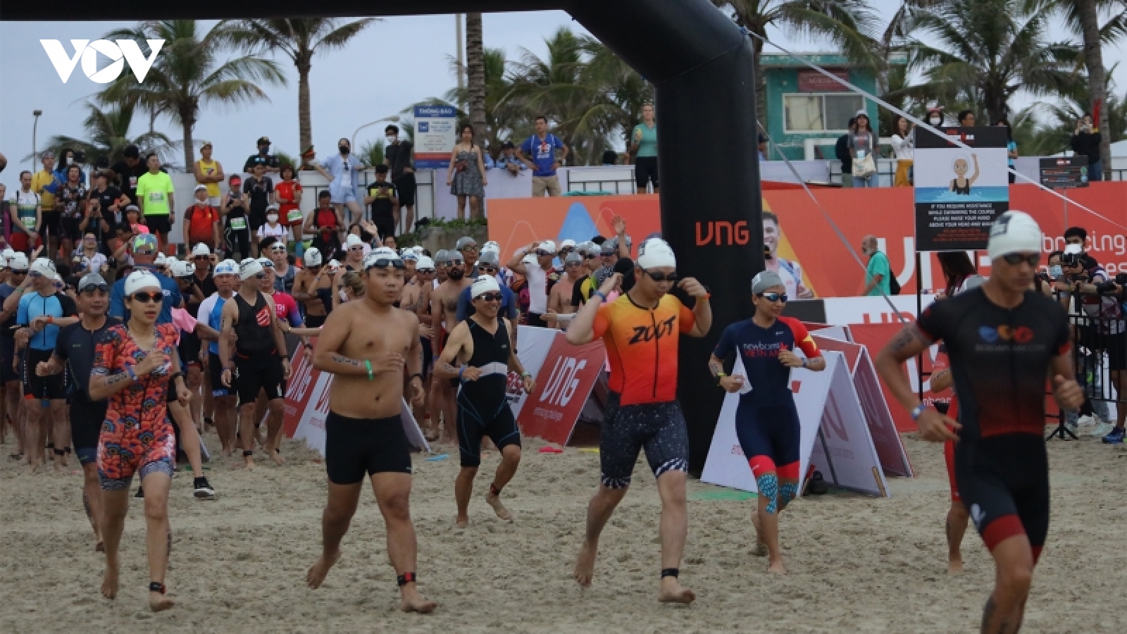 IRONMAN 70.3 Việt Nam 2022 thử thách VĐV bằng cơn mưa lớn kéo dài
