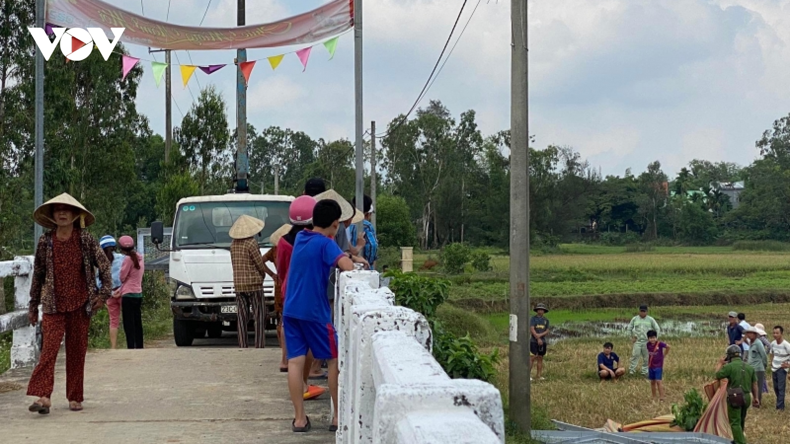 Điều khiển cần cẩu vướng dây điện trần, một thanh niên tử vong