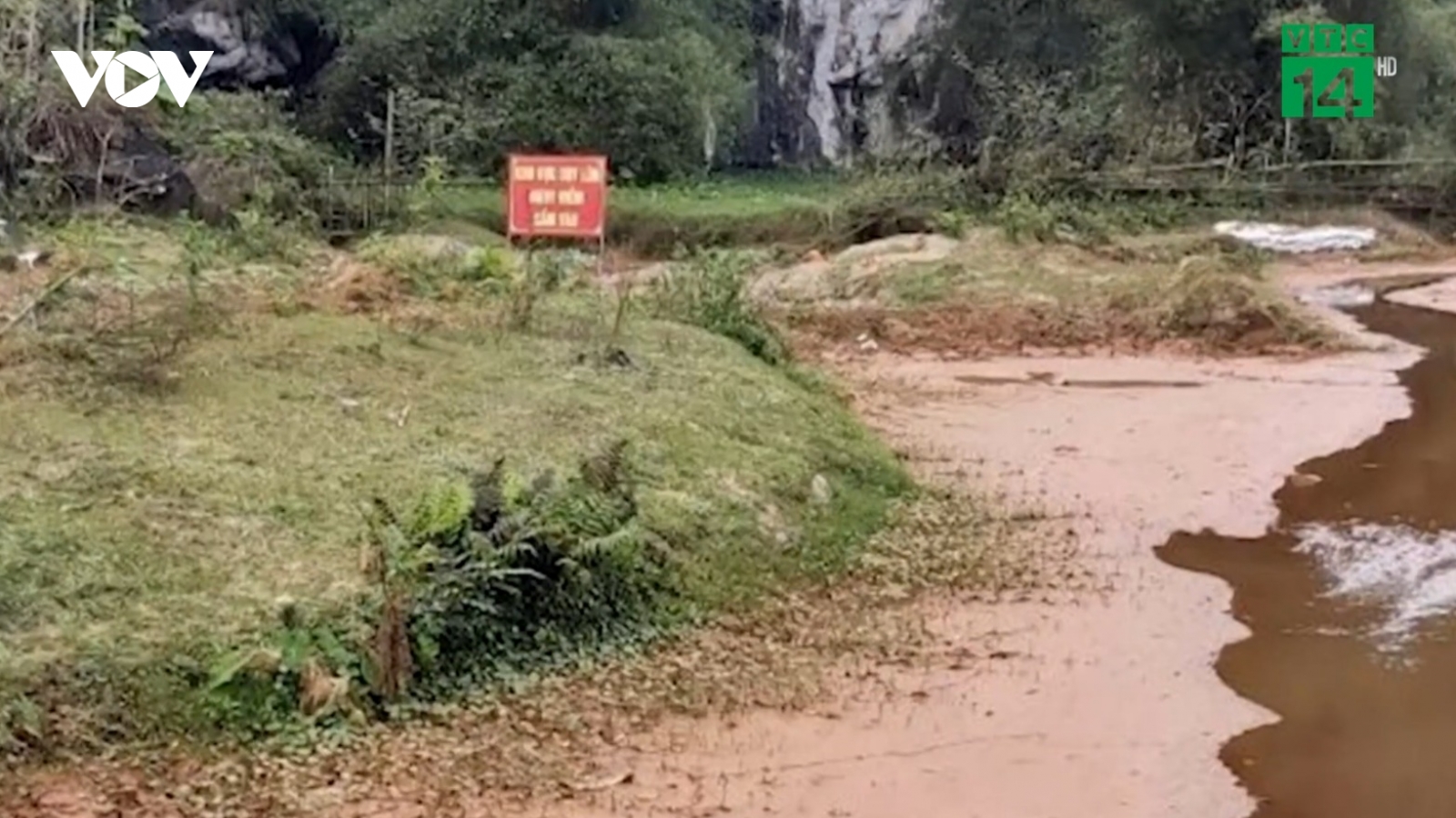 Hơn 100 ngôi nhà rạn nứt, 300 giếng cạn nước bất thường