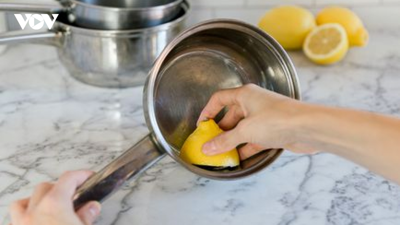 Những công dụng bất ngờ của nước chanh trong nhà bạn